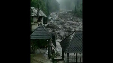 হিমাচল প্রদেশে ভূমিধসে মহাসড়ক বন্ধ রয়েছে। ঘটনাস্থল থেকে নেওয়া ছবি: দ্য স্টেটসম্যান 