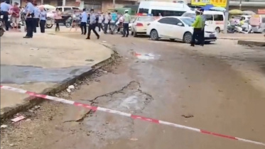 ছুরি হামলার পর ঘটনাস্থলে বেষ্টনী দেয় পুলিশ। ছবি: রয়টার্স