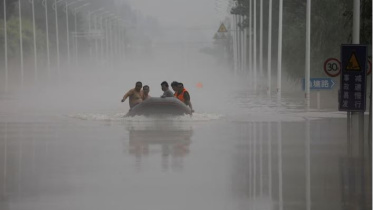 চীনের হেইবেই প্রদেশে বন্যাকবলিত মানুষ নৌকায় আশ্রয় নেন। ছবি: রয়টার্স
