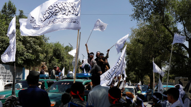 তালেবান শাসনের দ্বিতীয় বর্ষপূর্তিতে পতাকা উড়িয়ে উদযাপন করছেন সমর্থকরা। ছবি: রয়টার্স