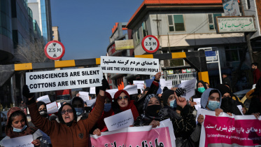 তালেবান শাসকদের বিধিনিষেধের বিরুদ্ধে বিক্ষোভ করছেন আফগানি নারীরা। ছবি: রয়টার্স