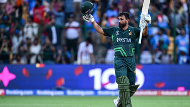 ফখরের তাণ্ডবে সেমির আশা বাঁচিয়ে রাখল পাকিস্তান