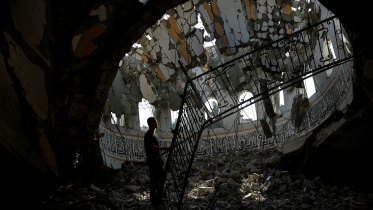 ইসরায়েলের বিমানহামলায় বড় আকারে ক্ষতির শিকার হয়েছে এই মসজিদটি। ছবি: রয়টার্স