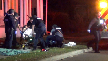 আহত ফিলিস্তিনিকে সেবা দিচ্ছেন আইন প্রয়োগকারী সংস্থার সদস্যরা। ছবি: রয়টার্স