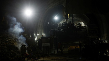 রাতভর র‍্যাট হোল মাইনিং এ উল্লেখযোগ্য সাফল্য পাওয়া গেছে। ছবি: রয়টার্স