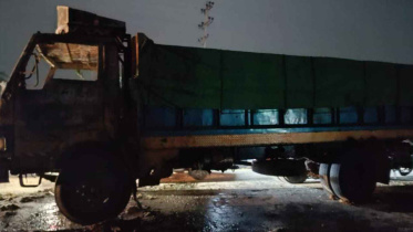 নারায়ণগঞ্জে পণ্যবাহী ট্রাকে আগুন, চালকের সহকারী দগ্ধ