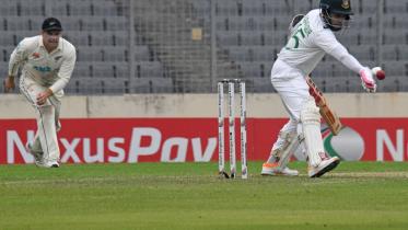 হাত দিয়ে বল আটকে আউট মুশফিকুর রহিম