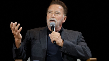 ওয়াল স্ট্রিট জার্নালের এক সম্মেলনে বক্তব্য রাখছেন আর্নল্ড শোয়ার্জেনেগার। ফাইল ছবি: এএফপি