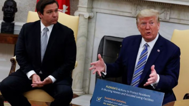 ২০২০ সালে হোয়াইট হাউসের ওভাল অফিসে তৎকালীন প্রেসিডেন্ট ট্রাম্পের সঙ্গে করোনাভাইরাস প্রতিক্রিয়া কৌশল নিয়ে বৈঠক করছেন ফ্লোরিডার গভর্নর রন ডিস্যান্টিস। ফাইল ছবি: রয়টার্স