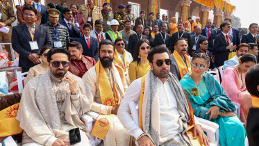 রাম মন্দিরের উদ্বোধনে অংশ নেন বলিউড তারকা আয়ুষ্মান খুরানা, ভিকি কৌশল, ক্যাটরিনা কাইফ, রণবীর কাপুর ও আলিয়া ভাট। ছবি: রয়টার্স