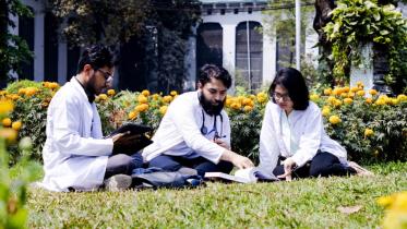 ২০২৩-২৪ শিক্ষাবর্ষের এমবিবিএস পরীক্ষায় পাস করেছেন ৪৯ হাজার ৯২৩ জন। প্রতীকী ছবি: অর্কিড চাকমা/স্টার