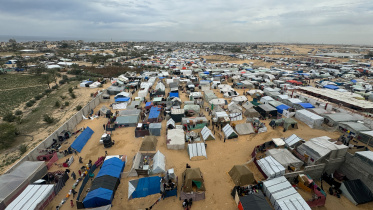 রাফাহ সীমান্তে গাজার বিভিন্ন অঞ্চল থেকে আসা বাস্তুচ্যুত ফিলিস্তিনিরা আশ্রয় নিয়েছেন। ছবি: এএফপি 