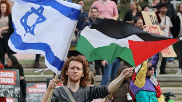 ফিলিস্তিন ও ইসরায়েলের পতাকা উড়িয়ে নব-নির্বাচিত নেতানিয়াহু সরকারের বিরুদ্ধে বিক্ষোভ প্রকাশ করছেন তেল আভিভ বিশ্ববিদ্যালয়ের এক ইসরায়েলি শিক্ষার্থী। ফাইল ছবি: এএফপি (২০২৩)