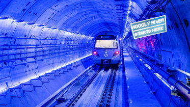 কলকাতায় নদীর নিচ দিয়ে চলা মেট্রোরেল। ছবি: কলকাতা মেট্রো রেল সংস্থার এক্স হ্যান্ডল থেকে সংগৃহীত