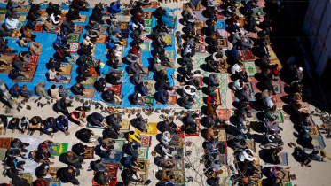 রাফাহ শহরে ইসরায়েলি হামলায় ধ্বংস হয়ে যাওয়া মসজিদের সামনে এবারের রমজানের প্রথম জুম্মা পড়ছেন ফিলিস্তিনিরা। ছবি: রয়টার্স 