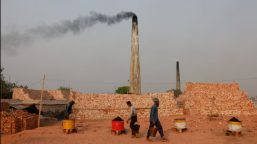 ঢাকার উপকণ্ঠে অবস্থিত ইটের ভাটাগুলো বায়ু দূষণের অন্যতম প্রধান কারণ। ছবি: রয়টার্স