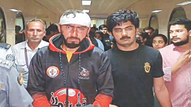 কিরগিজস্তান থেকে লাহোরের আল্লামা ইকবাল আন্তর্জাতিক বিমানবন্দরে এসে পৌঁছান পাকিস্তানি শিক্ষার্থীরা। ছবি: ডন