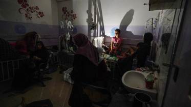 বিদ্যুৎবিহীন অবস্থায় চিকিৎসা পেতে অপেক্ষা করছেন আল-আকসা হাসপাতালের রোগীরা। ছবি: এএফপি