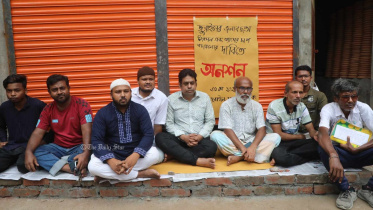 জলাবদ্ধতার কবল থেকে মুক্তি ও গ্যাসের চাপ বাড়ানোর দাবিতে রাজধানীর পূর্ব জুরাইনে অনশনে বসেছেন এলাকার কয়েকজন বাসিন্দা। তাদের সঙ্গে সংহতি জানিয়ে অনশনস্থলে ভিড় করেছেন আরও কয়েকজন।