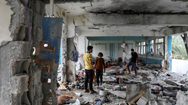 গাজার আল নুসেইরাত আশ্রয় শিবিরে অবস্থিত ইউএনআরডব্লিউএ পরিচালিত এই স্কুলে বিমানহামলা চালায় ইসরায়েল। ছবি: রয়টার্স