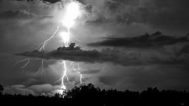 বজ্রপাত থেকে রক্ষা