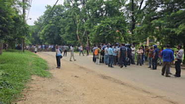 জাবি প্রশাসনিক ভবনে তালা, ভিসি-সিন্ডিকেট সদস্যরা অবরুদ্ধ