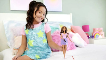 বাজারে এসেছে অন্ধ বার্বি পুতুল। ছবি: ম্যাটেলের ওয়েবসাইট থেকে সংগৃহীত