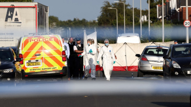 ছুরি হামলার পর পুলিশের ফরেনসিক বিশেষজ্ঞরা পুরো এলাকা ঘিরে ফেলে। ছবি: এএফপি