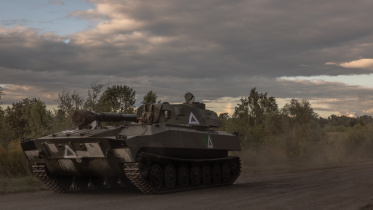 ইউক্রেন-রাশিয়া সীমান্তে ইউক্রেনের হাউইটজার কামান মোতায়েন করা হয়েছে। ছবি: রয়টার্স