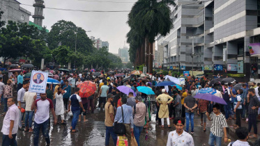 বসুন্ধরা শপিংমলের দোকান মালিক ও কর্মচারীদের বিক্ষোভ। ছবি: প্রবীর দাশ/ স্টার