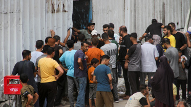 উত্তর গাজার জাবালিয়া ক্যাম্পে জাতিসংঘের দেওয়া ত্রাণ নিতে মানুষের ভীড়। ফাইল ছবি: রয়টার্স