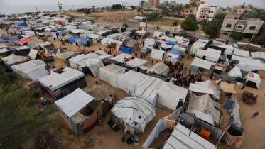 দক্ষিণ গাজায় বাস্তুচ্যুত ফিলিস্তিনিরা আল মাওয়াসি আশ্রয়শিবিরে তাঁবু খাটিয়ে বসবাস করছিলেন। ফাইল ছবি: রয়টার্স (২৫ এপ্রিল, ২০২৪)