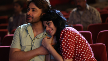 প্রেক্ষাগৃহে তুফান উপভোগ করছেন শাকিব খান-নাবিলা। ছবি: সংগৃহীত