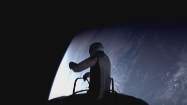 হ্যাচ খুলে বের হয়ে আসছেন জ্যারেড আইজাকম্যান। ছবি: রয়টার্স 