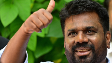 নির্বাচনে ভোট দেওয়ার পর থাম্বস আপ দেখাচ্ছেন দিশানায়েকে। ছবি: এএফপি