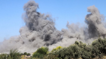 দক্ষিণ লেবাননের সিদ্দিকিন গ্রামে বিমানহামলা চালায় ইসরায়েল। ছবি: রয়টার্স (২৬ সেপ্টেম্বর, ২০২৪)