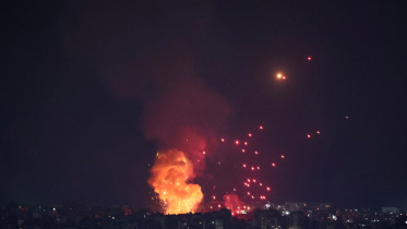 বৈরুতের দক্ষিণ শহরতলীতে রাতভর বিমান হামলা চালায় ইসরায়েল। ছবি: রয়টার্স