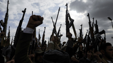 লেবাননের সানা শহরে হিজবুল্লাহ ও হামাসের প্রতি সমর্থন জানিয়ে হুতি সমর্থকদের সমাবেশ। ছবি: রয়টার্স