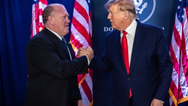 ট্রাম্পের সঙ্গে তার নতুন অভিবাসন কর্মকর্তা টম হোমান। ফাইল ছবি: টমের এক্স অ্যাকাউন্ট থেকে সংগৃহীত