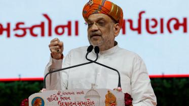গুজরাতের একটি মন্দিরে বক্তব্য রাখছেন ভারতের কেন্দ্রীয় সরকারের স্বরাষ্ট্রমন্ত্রী অমিত শাহ। ফাইল ছবি: রয়টার্স