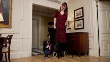 পৃথিবীর সবচেয়ে লম্বা নারী রুমেইসা গেলগি ও সবচেয়ে খাটো নারী জ্যোতি আমগে। ছবি: গিনেস ওয়ার্ল্ড রেকর্ডসের ওয়েবসাইট থেকে সংগৃহীত