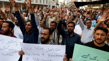 কুররাম জেলায় সহিংসতার প্রতিবাদে বিক্ষোভ করছে পাকিস্তানের শিয়া মুসলিমরা। ফাইল ছবি: রয়টার্স