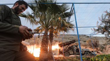 রিমোট কন্ট্রোল চেপে সরকারি বাহিনীর বিরুদ্ধে রকেট হামলা চালাচ্ছেন এক বিদ্রোহী। ছবি: এএফপি