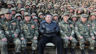 উত্তর কোরিয়ার সেনাদের সঙ্গে দেশটির নেতা কিম জং উন। ফাইল ছবি: রয়টার্স