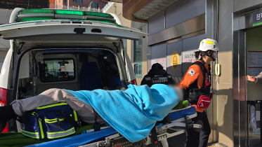 দক্ষিণ কোরিয়ায় বিমান দুর্ঘটনায় বেঁচে যাওয়া এক ফ্লাইট অ্যাটেনডেন্টকে হাসপাতালে নেওয়া হচ্ছে। ছবি: এএফপি