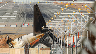 দক্ষিণ কোরিয়ায় দুর্ঘটনা কবলিত জেজু এয়ারলাইন্সের ফ্লাইট। ছবি: এএফপি