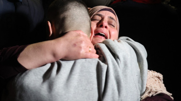 অধীকৃত পশ্চিম তীরের শহর বেইতুনিয়ায় ইসরায়েলি কারাগার থেকে মুক্তি পাওয়া সন্তানকে জড়িয়ে ধরেছেন এক ফিলিস্তিনি মা। ছবি: এএফপি