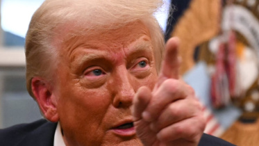 হোয়াইট হাউসের ওভাল অফিসে ট্রাম্প। ছবি: এএফপি