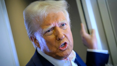 এয়ার ফোর্স ওয়ানে সাংবাদিকদের সঙ্গে কথা বলছেন মার্কিন প্রেসিডেন্ট ডোনাল্ড ট্রাম্প। ছবি: এএফপি