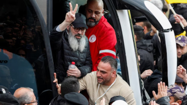 বাস থেকে নেমে আসছেন মুক্তি পাওয়া ফিলিস্তিনিরা। ছবি: রয়টার্স